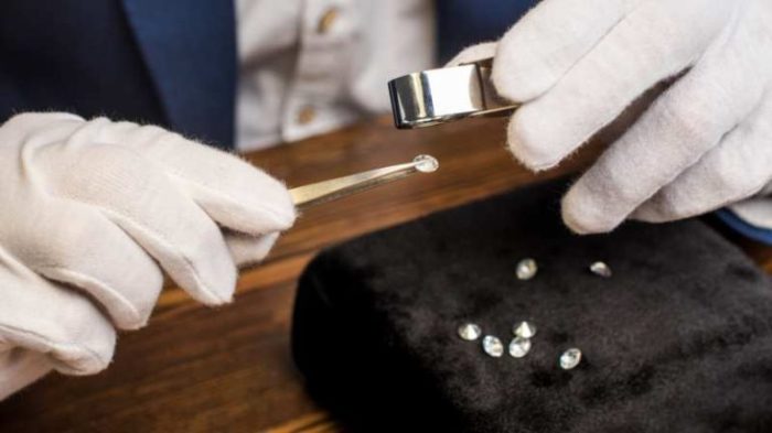 Lot - DIAMOND RING WITH APPRAISAL